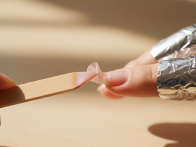 Zdejmowanie hybrydy w domu – jak bezpiecznie usunąć lakier bez niszczenia płytki?