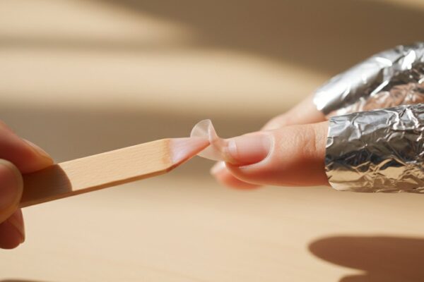 Zdejmowanie hybrydy w domu – jak bezpiecznie usunąć lakier bez niszczenia płytki?